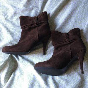 6.5 guess brown booties boots